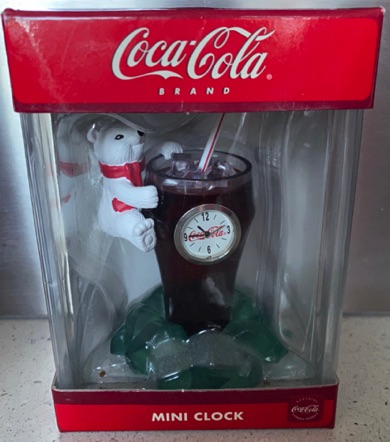 3145-1 € 15,00 coca cola mini klok ijsbeer bij glas.jpeg